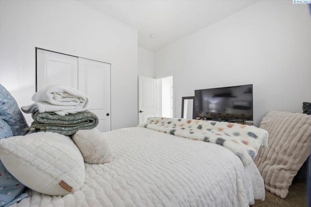 6678 W 24th Ave, Kennewick, WA 99338