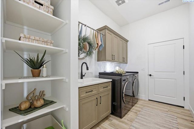 6678 W 24th Ave, Kennewick, WA 99338