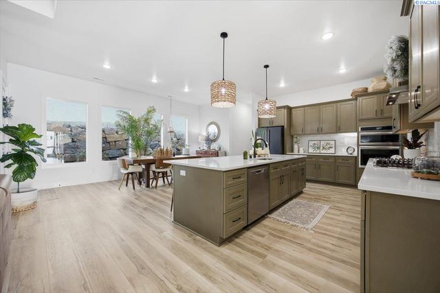 6678 W 24th Ave, Kennewick, WA 99338