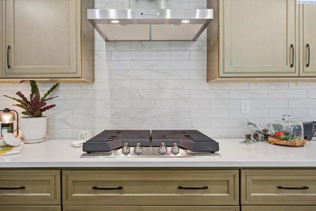 6678 W 24th Ave, Kennewick, WA 99338