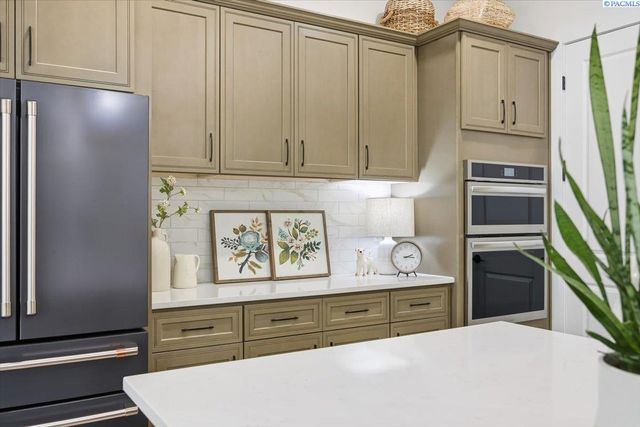 6678 W 24th Ave, Kennewick, WA 99338