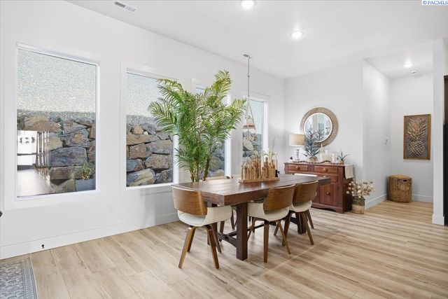 6678 W 24th Ave, Kennewick, WA 99338