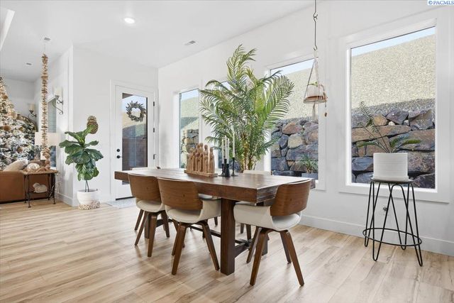 6678 W 24th Ave, Kennewick, WA 99338