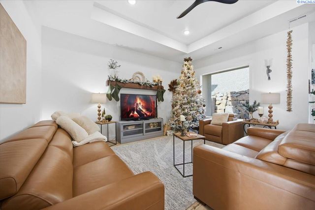 6678 W 24th Ave, Kennewick, WA 99338