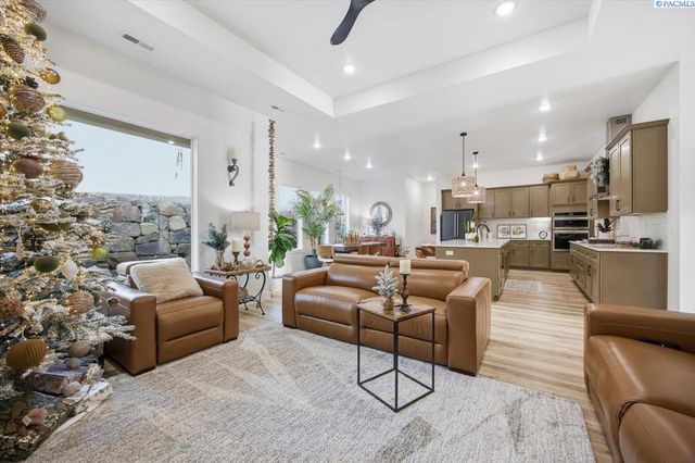 6678 W 24th Ave, Kennewick, WA 99338