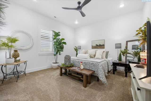 6678 W 24th Ave, Kennewick, WA 99338