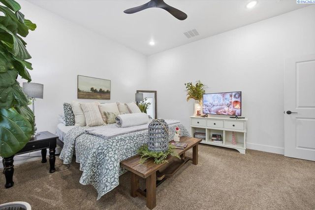 6678 W 24th Ave, Kennewick, WA 99338