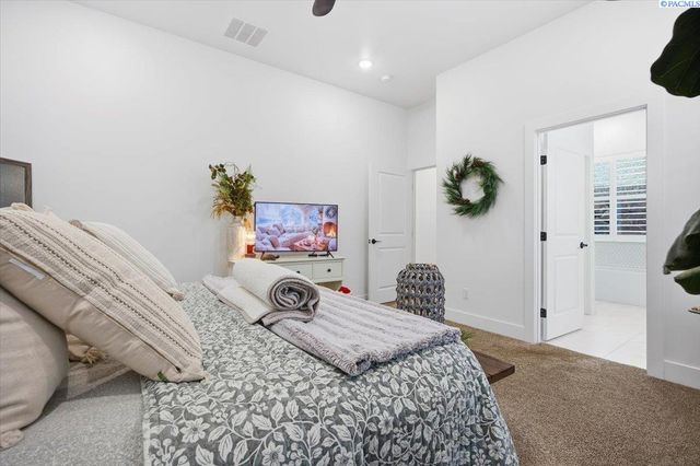 6678 W 24th Ave, Kennewick, WA 99338