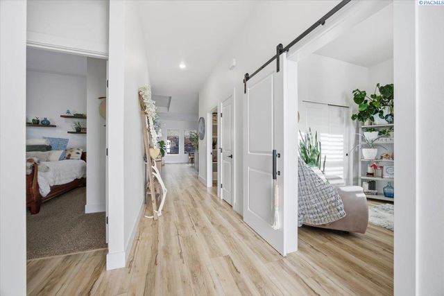 6678 W 24th Ave, Kennewick, WA 99338