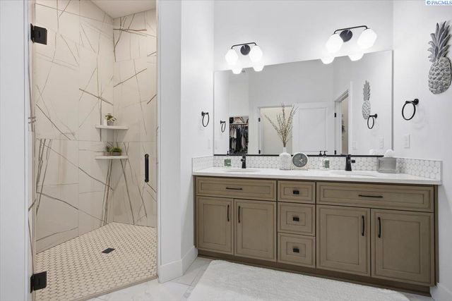 6678 W 24th Ave, Kennewick, WA 99338