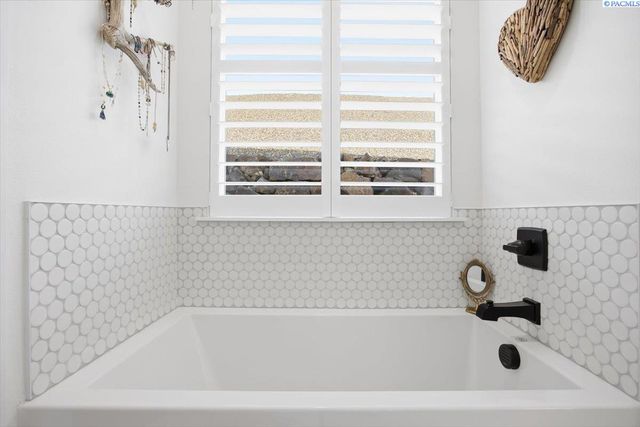 6678 W 24th Ave, Kennewick, WA 99338