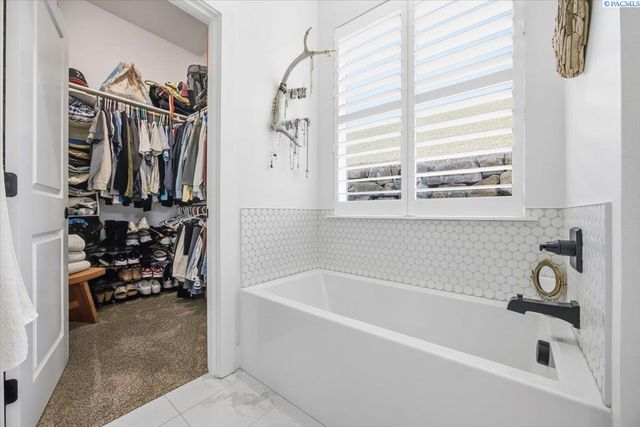 6678 W 24th Ave, Kennewick, WA 99338