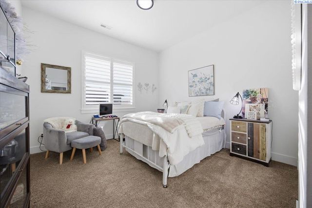 6678 W 24th Ave, Kennewick, WA 99338