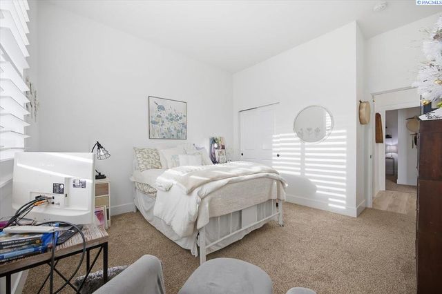 6678 W 24th Ave, Kennewick, WA 99338