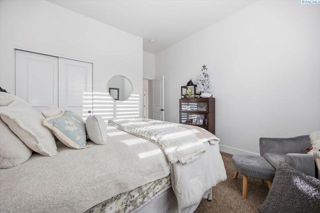 6678 W 24th Ave, Kennewick, WA 99338