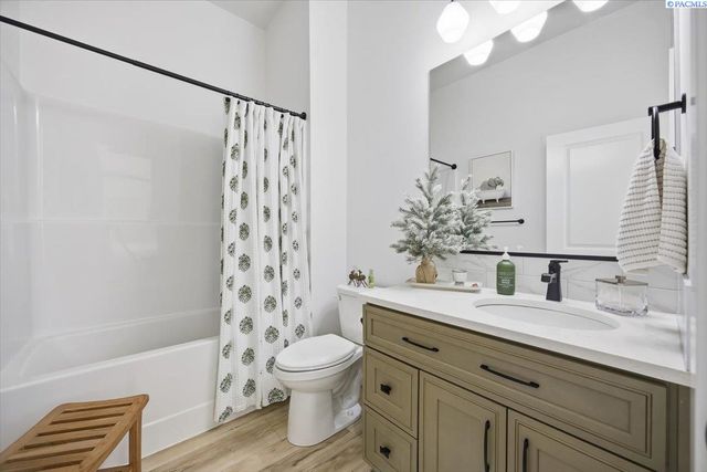 6678 W 24th Ave, Kennewick, WA 99338