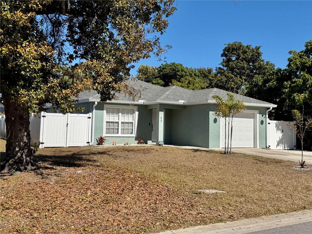 Image 2 of property listing at 917 WINTER GARDEN DRIVE, Sarasota, FL 34243