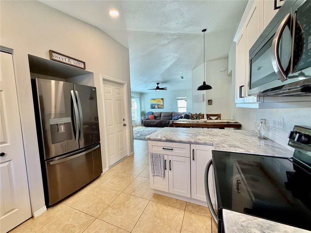 Image 12 of property listing at 917 WINTER GARDEN DRIVE, Sarasota, FL 34243