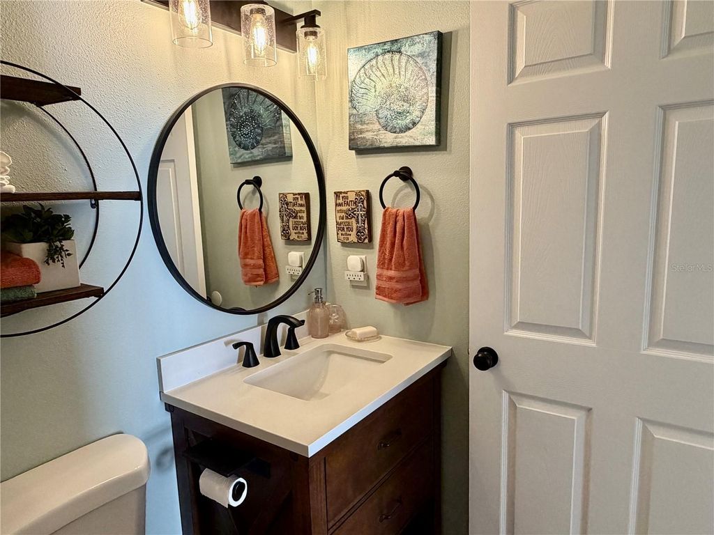 Image 19 of property listing at 917 WINTER GARDEN DRIVE, Sarasota, FL 34243