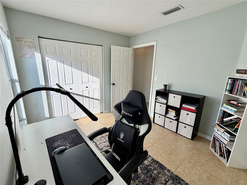 Image 20 of property listing at 917 WINTER GARDEN DRIVE, Sarasota, FL 34243