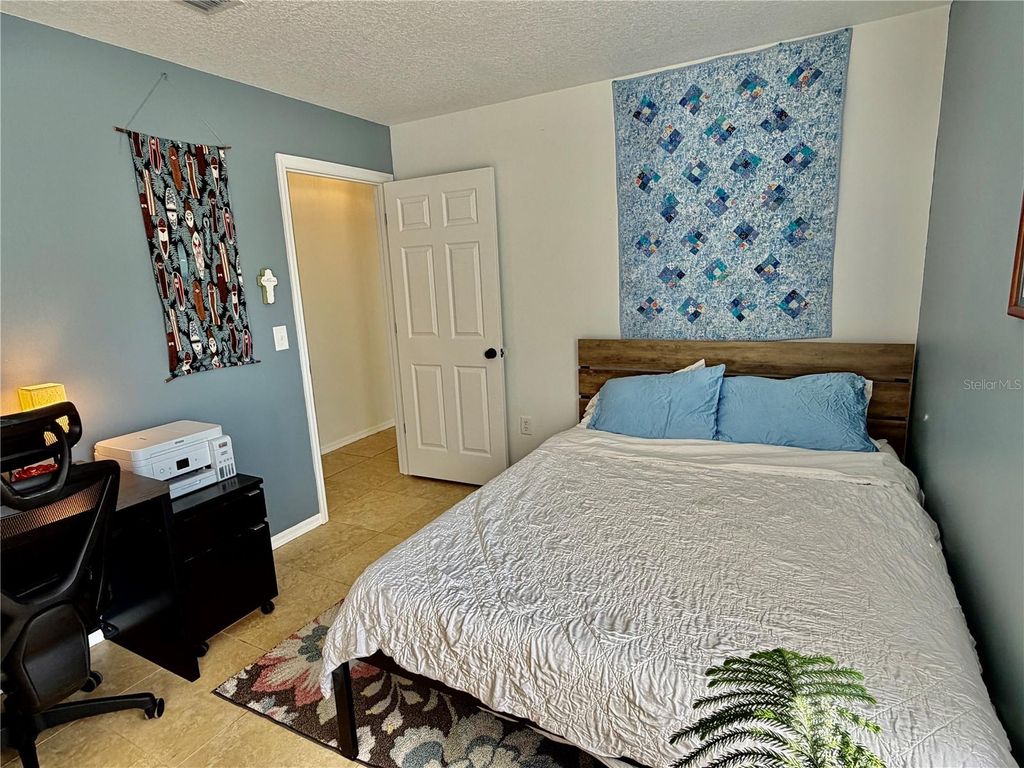 Image 24 of property listing at 917 WINTER GARDEN DRIVE, Sarasota, FL 34243