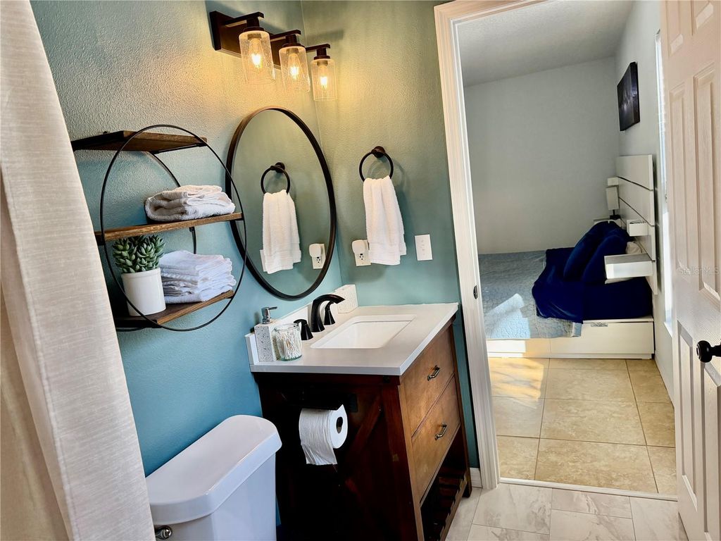 Image 30 of property listing at 917 WINTER GARDEN DRIVE, Sarasota, FL 34243