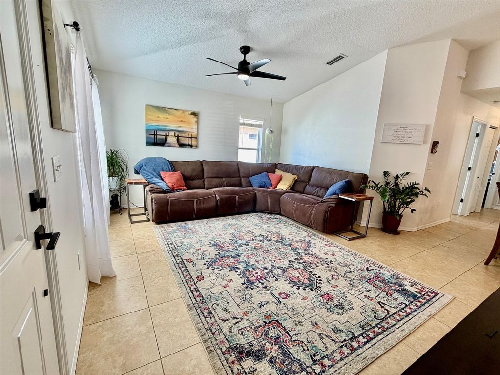 Image 4 of property listing at 917 WINTER GARDEN DRIVE, Sarasota, FL 34243