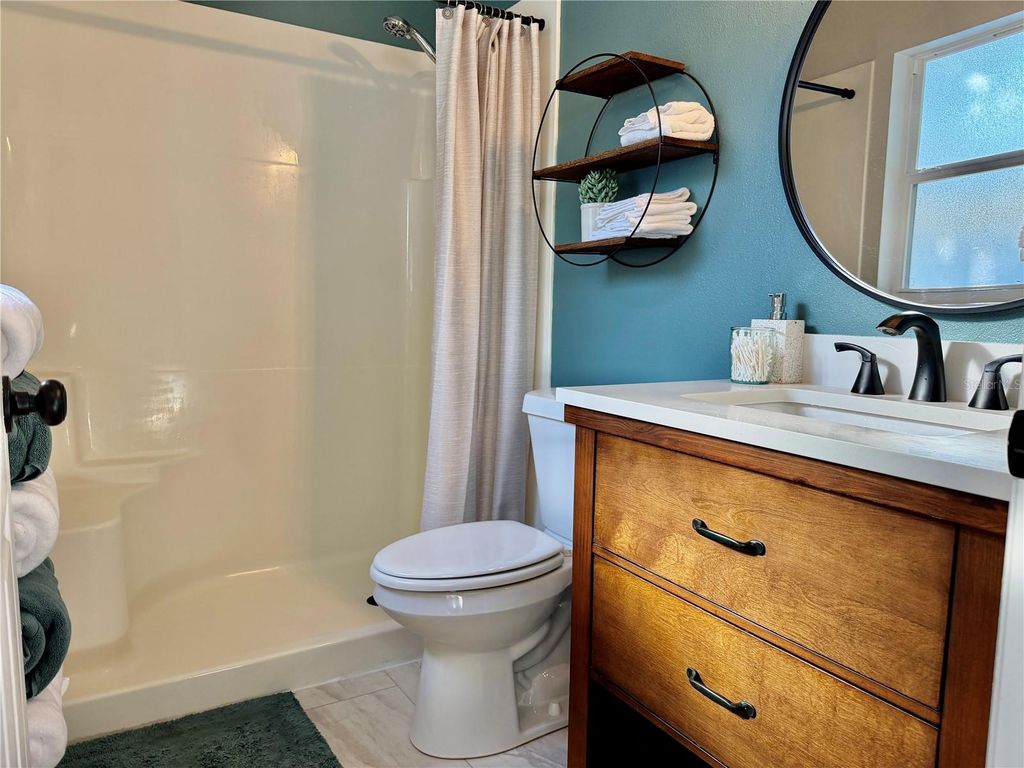 Image 31 of property listing at 917 WINTER GARDEN DRIVE, Sarasota, FL 34243