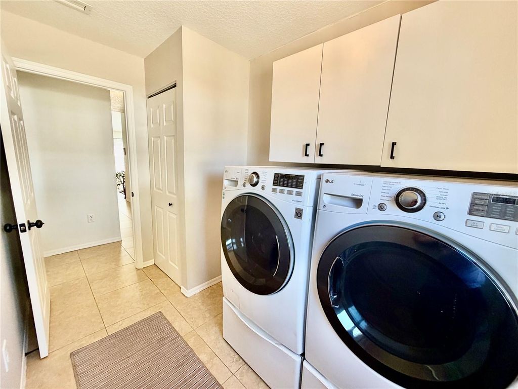 Image 33 of property listing at 917 WINTER GARDEN DRIVE, Sarasota, FL 34243