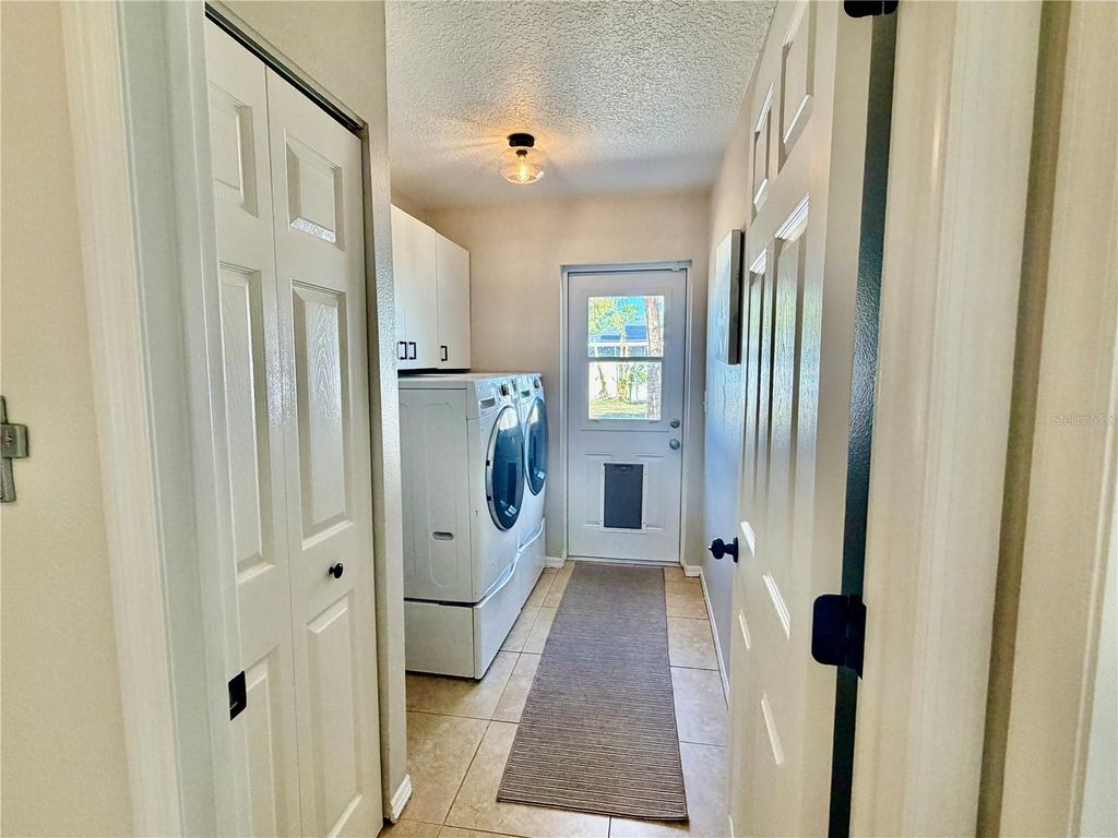 Image 35 of property listing at 917 WINTER GARDEN DRIVE, Sarasota, FL 34243