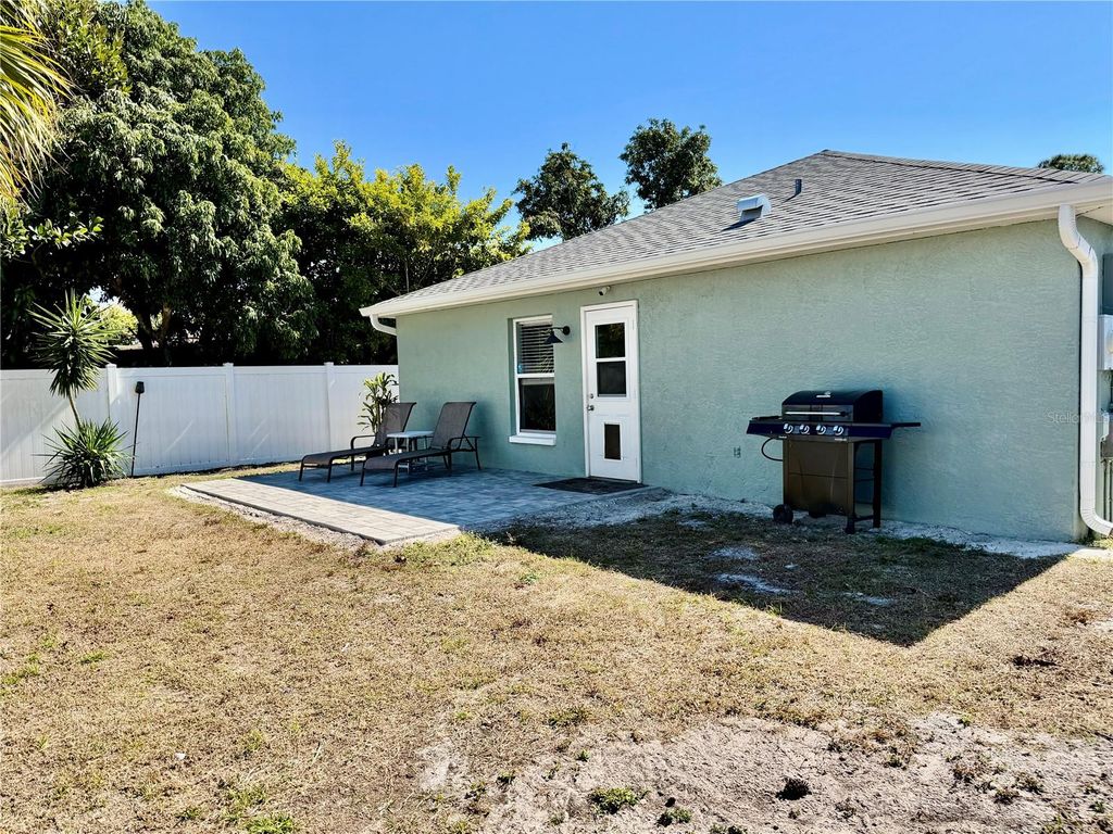 Image 37 of property listing at 917 WINTER GARDEN DRIVE, Sarasota, FL 34243