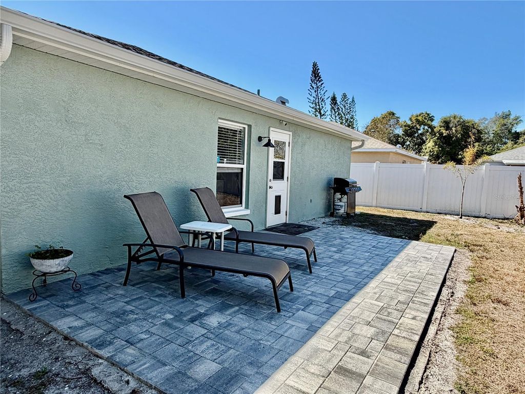 Image 38 of property listing at 917 WINTER GARDEN DRIVE, Sarasota, FL 34243