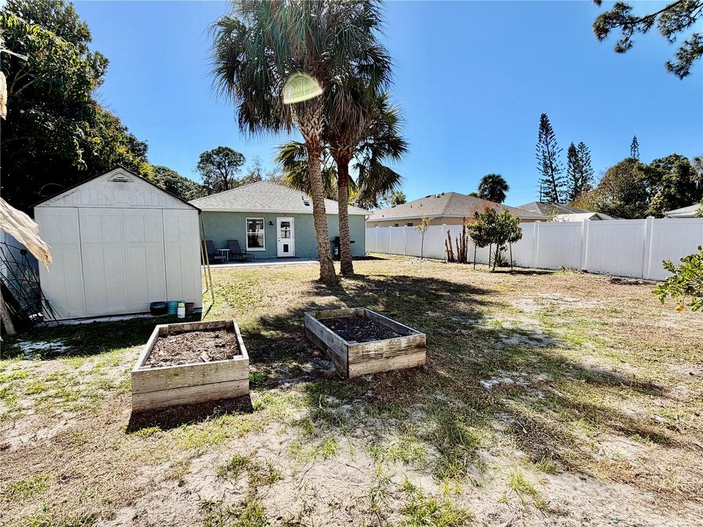 Image 42 of property listing at 917 WINTER GARDEN DRIVE, Sarasota, FL 34243