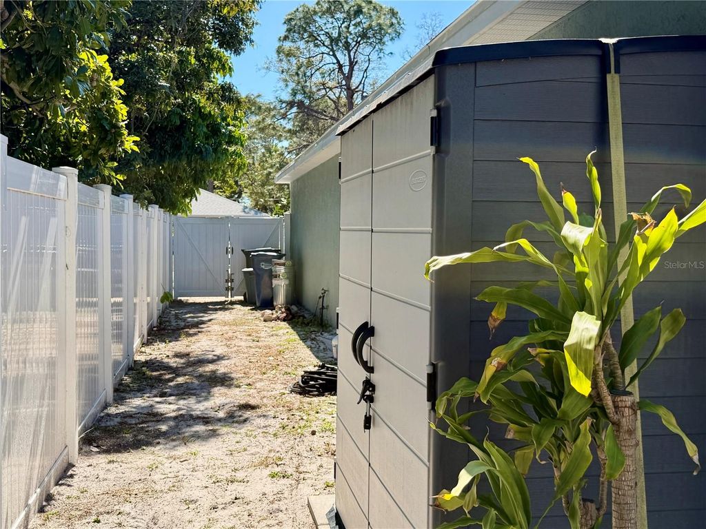 Image 43 of property listing at 917 WINTER GARDEN DRIVE, Sarasota, FL 34243