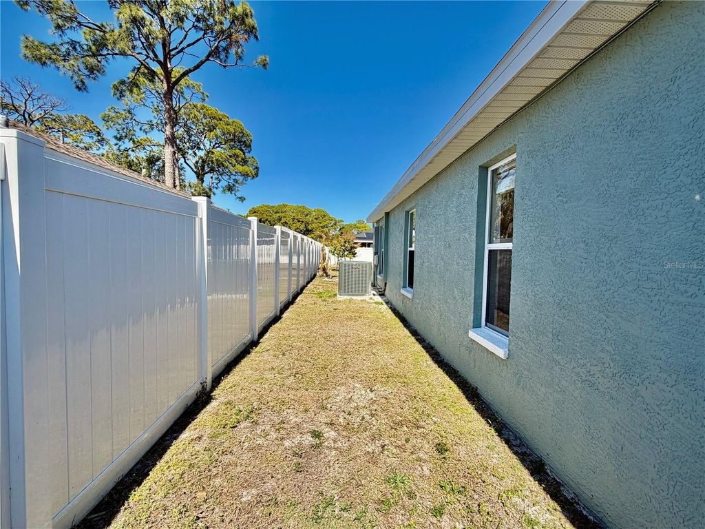 Image 44 of property listing at 917 WINTER GARDEN DRIVE, Sarasota, FL 34243