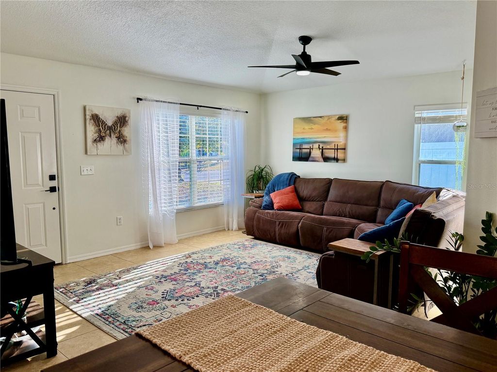 Image 7 of property listing at 917 WINTER GARDEN DRIVE, Sarasota, FL 34243
