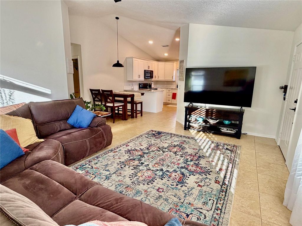 Image 8 of property listing at 917 WINTER GARDEN DRIVE, Sarasota, FL 34243