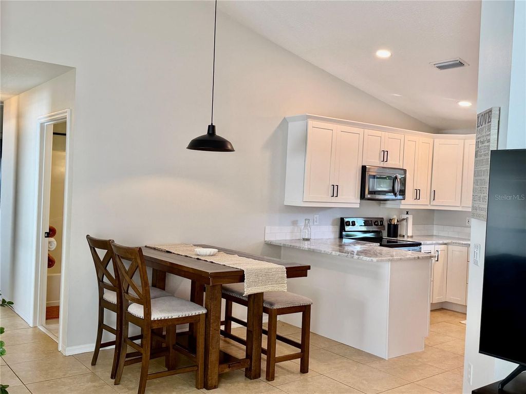 Image 9 of property listing at 917 WINTER GARDEN DRIVE, Sarasota, FL 34243