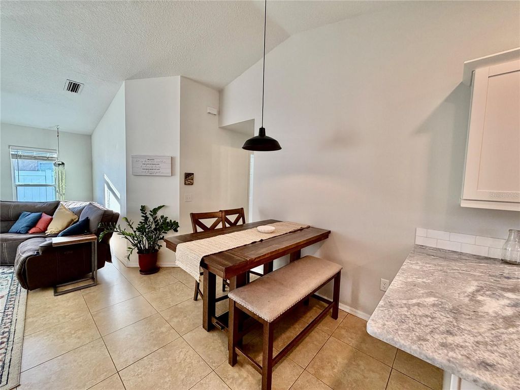 Image 10 of property listing at 917 WINTER GARDEN DRIVE, Sarasota, FL 34243