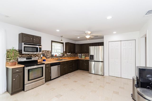 6811 Cemetary Road, Manvel, TX 77578