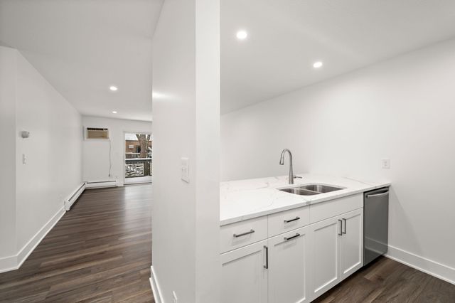 2800 Hamline Avenue N 332, Roseville, MN 55113