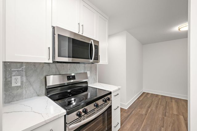 2800 Hamline Avenue N 332, Roseville, MN 55113