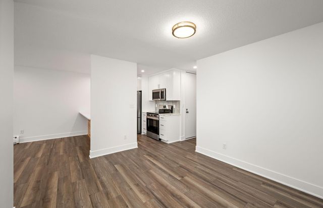 2800 Hamline Avenue N 332, Roseville, MN 55113