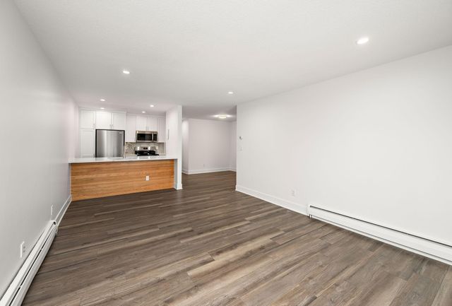 2800 Hamline Avenue N 332, Roseville, MN 55113