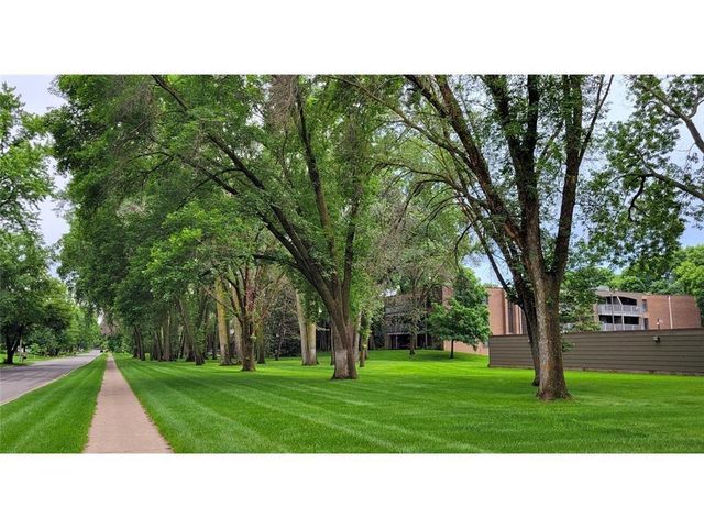 2800 Hamline Avenue N 332, Roseville, MN 55113