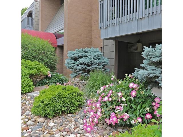 2800 Hamline Avenue N 332, Roseville, MN 55113