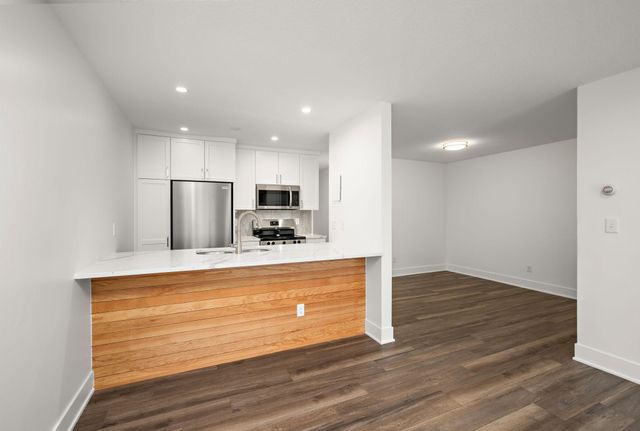 2800 Hamline Avenue N 332, Roseville, MN 55113