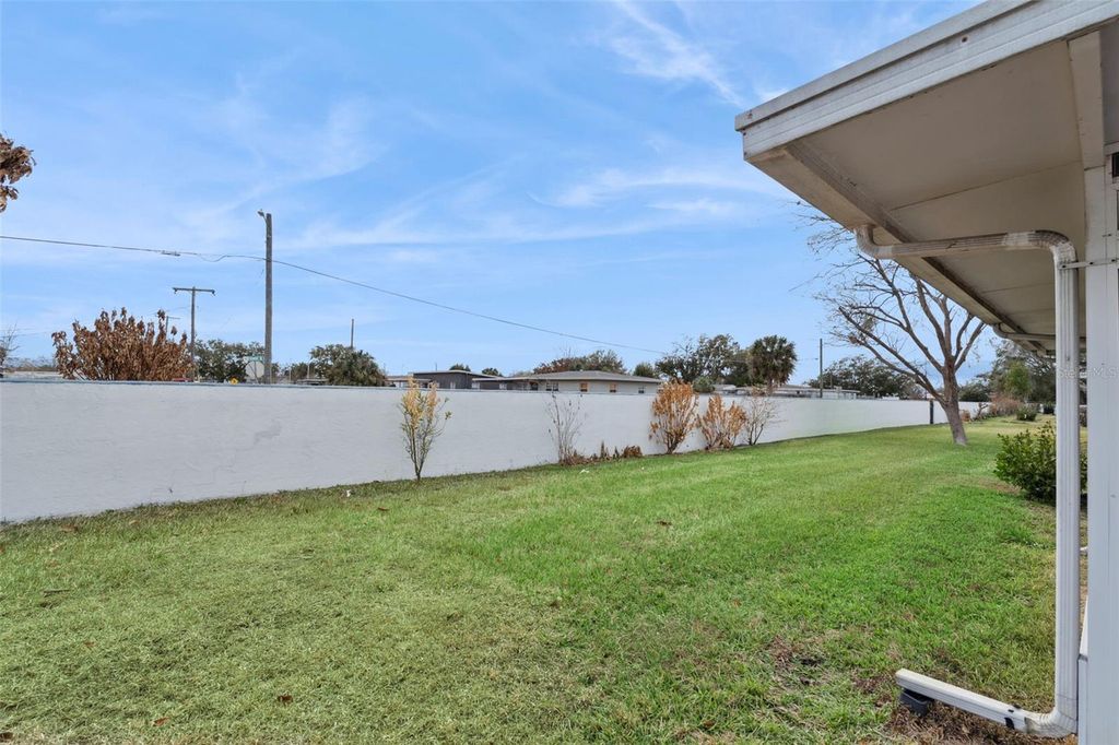 Image 18 of property listing at 1581 OAKVIEW CIRCLE SE, Winter Haven, FL 33880