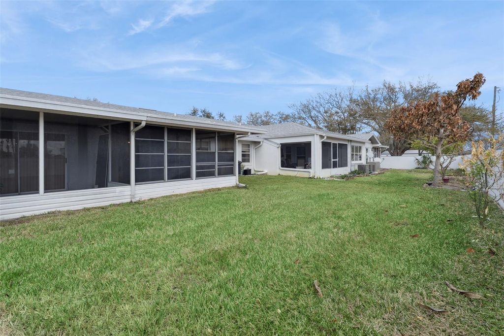 Image 19 of property listing at 1581 OAKVIEW CIRCLE SE, Winter Haven, FL 33880