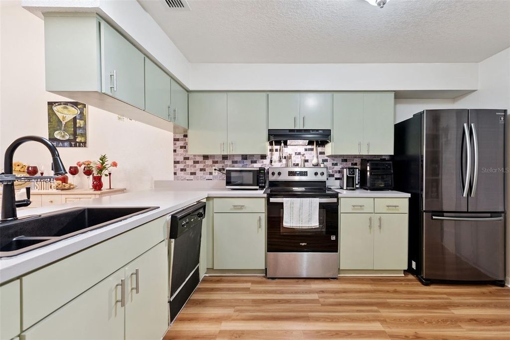 Image 5 of property listing at 1581 OAKVIEW CIRCLE SE, Winter Haven, FL 33880